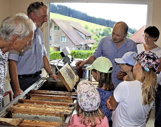 Josef Weber zeigt Elzacher Kindern und Besuchern die Schauimkerei.  | Foto: Ulrich Spitzmller Landratsamt Emmendingen