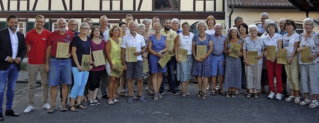 Fr drei Jahre auf einen Streich hat d... gratulierte den geehrten Mitgliedern.  | Foto: Verein