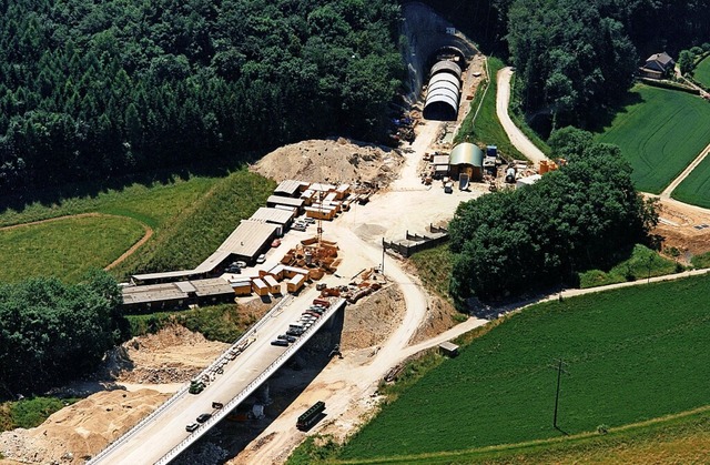 Das Luftbild zeigt die Baustelle vor dem heutigen Ostportal des Tunnels.  | Foto: Erich Meyer