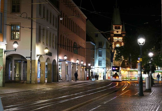 Mehr oder weniger dunkle Schaufenster in der Nacht auf der Kajo.  | Foto: Rita Eggstein