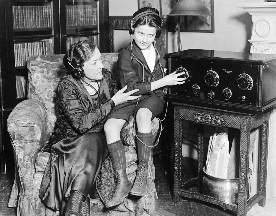 Als der Rundfunk noch eine heilige Instanz war: Radiohören in den 1920er Jahren  | Foto: imago stock&people