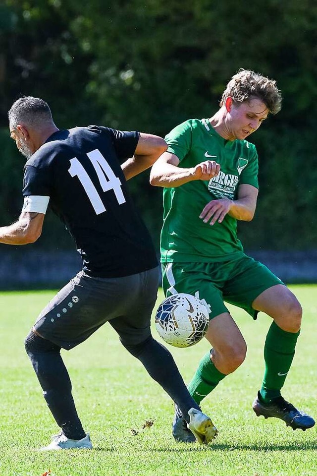 Mit dem 3:2 beim FC Hausen (Timo Adelm...lak den zweiten Sieg im zweiten Spiel.  | Foto: Thomas He