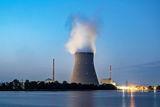 Das Atomkraftwerk  Isar 2 (im Bild) so...2023 als Reserve zur Verfgung stehen.  | Foto: Armin Weigel (dpa)
