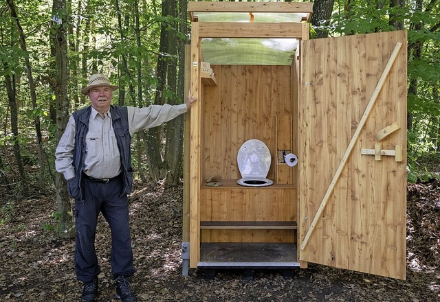 Ein Huschen, das hilft: Ortsvorsteher Rak vor der Waldtoilette.  | Foto: Marijan Murat (dpa)