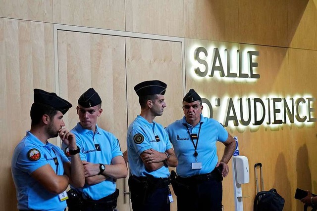 Gendarmen bewachen den Sondergerichtss... Prozesses um die Anschlge von Nizza.  | Foto: Christophe Ena (dpa)