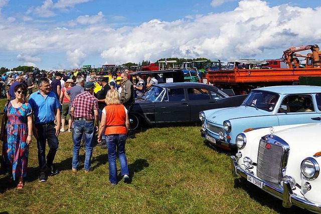 Viele Oldtimer und viele Menschen trafen sich  in Htten.  | Foto: Hans-Jrgen Sackmann