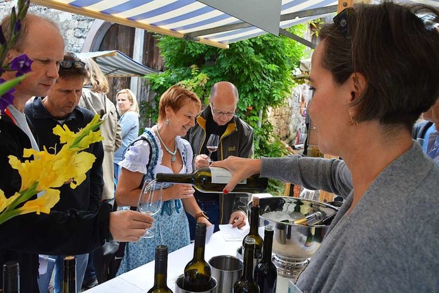 Nach zwei Jahren Pause wird in Tllingen wieder Wein ausgeschenkt.  | Foto: Barbara Ruda