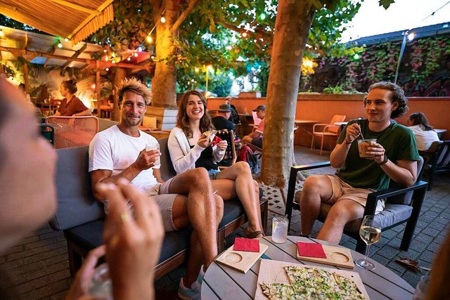 Gutes Essen, Trinken und gute Gesprch... neue Feierabend Markt im Colombipark.  | Foto: Baschi Bender