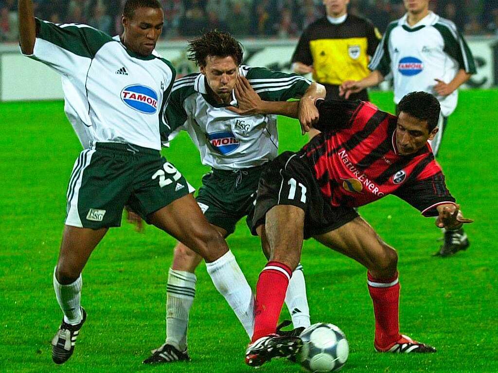 Den zweiten Treffer dieser Partie markierte Adel Sellimi, hier im Dreikampf mit zwei Schweizern. Ehe der Tunesier 1999 fr drei Jahre nach Freiburg kam, spielte er bereits zwei Saisons fr den FC Nantes, den jetzigen Gegner des Sport-Clubs. Auch Sellimi packte die Schwelle von 100 Spielen fr den SC, er stand 124-mal fr die Mnsterstdter auf dem Platz und erzielte dabei beachtliche 30 Tore.