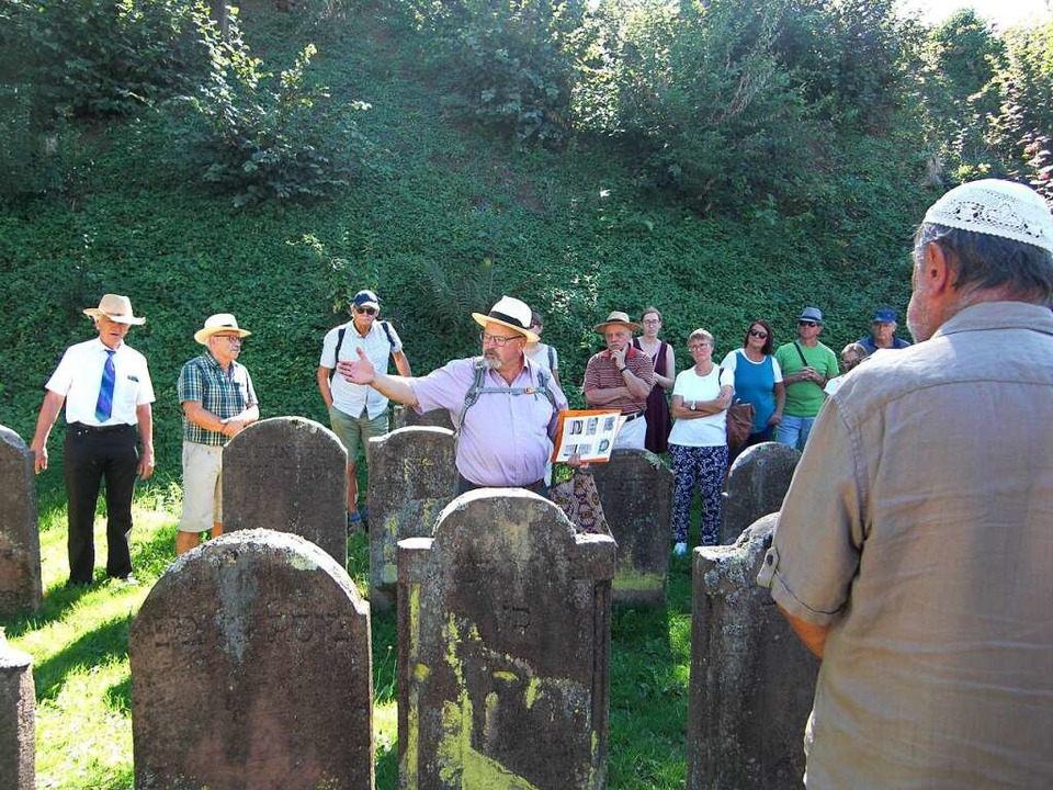 Bernd Rottenecker mit der großen Gruppe auf dem jüdischen Friedhof  | Foto: Bernd Rottenecker