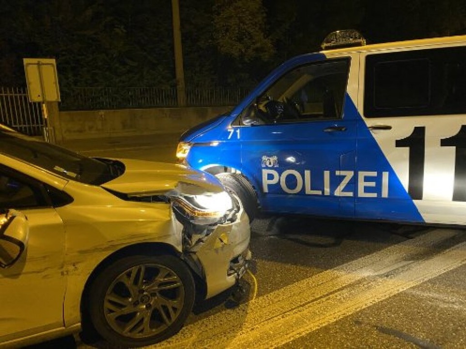Das Fluchtfahrzeug krachte in eine Streife der Basler Polizei.  | Foto: Kantonspolizei Basel-Stadt