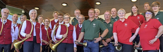 Die Jagdhornblser der Gruppen Estetal...rkgrflerland im Bad Krozinger Kurpark  | Foto: Ernst Schindel