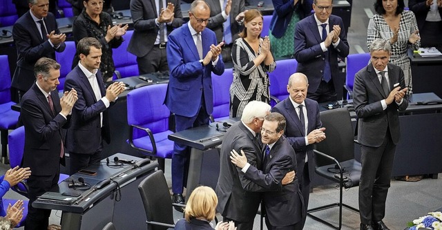 Ein besonderer Besuch im Bundestag: Fr...alter Steinmeier dankt Jitzchak Herzog  | Foto: Kay Nietfeld (dpa)