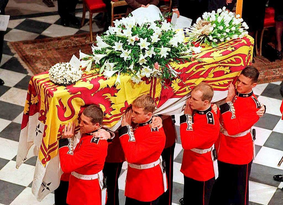 Der Sarg der verstorbenen Prinzessin von Wales in Westminster Abbey.  | Foto: JOHN STILLWELL (AFP)