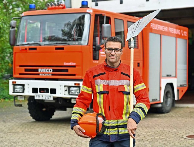 Kappels Abteilungskommandant Michael Schlegel mit Feuerpatsche  | Foto: Michael Bamberger