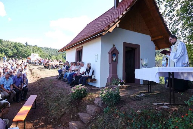 Rund 100 Menschen kamen zur Neuweihe d...l stammenden Vikar Christian Schtzle.  | Foto: Beate Zehnle-Lehmann