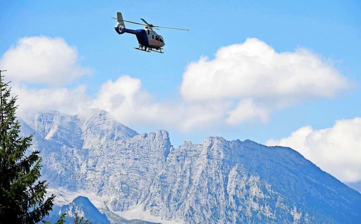 Ein Hubschrauber der Polizei fliegt wä...Unfall über die Berchtesgadener Berge.  | Foto: Uwe Lein (dpa)