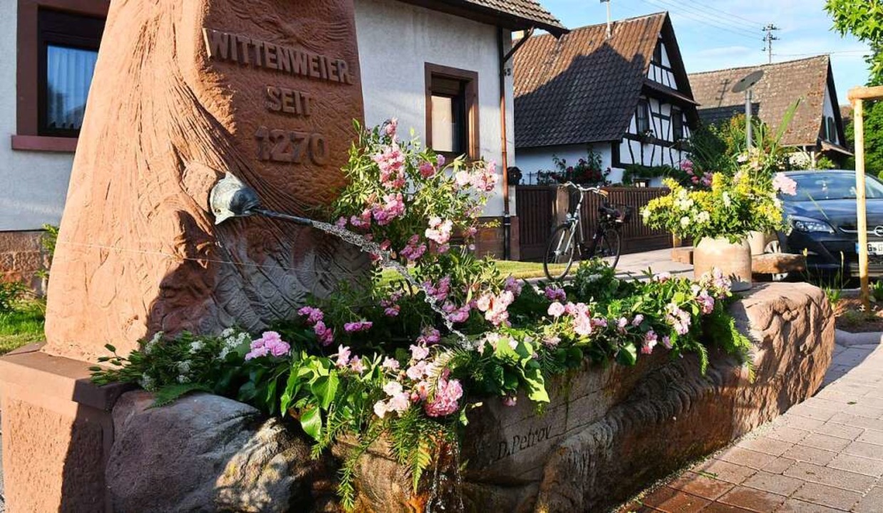 Als üppig geschmückter Osterbrunnen is...das Gründungsjahr des Ortes gemeißelt.  | Foto: Wolfgang Künstle