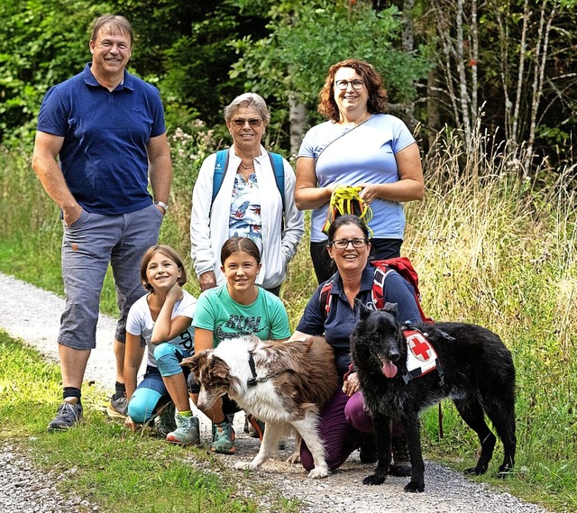 Corinna Filia  (knieend, rechts),  mit...ilienwanderung Tipps zur Hundehaltung.  | Foto: Wolfgang Scheu