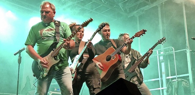 Die Band &#8222;Funrise&#8220; aus Bre...pielt auf dem Marktplatz Rock und Pop.  | Foto: Udo Ltje