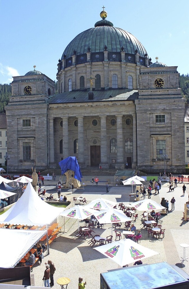 Zum Wochenende hing wurde der Domplatz...reine berichten von guten Geschften.   | Foto: Claudia Renk