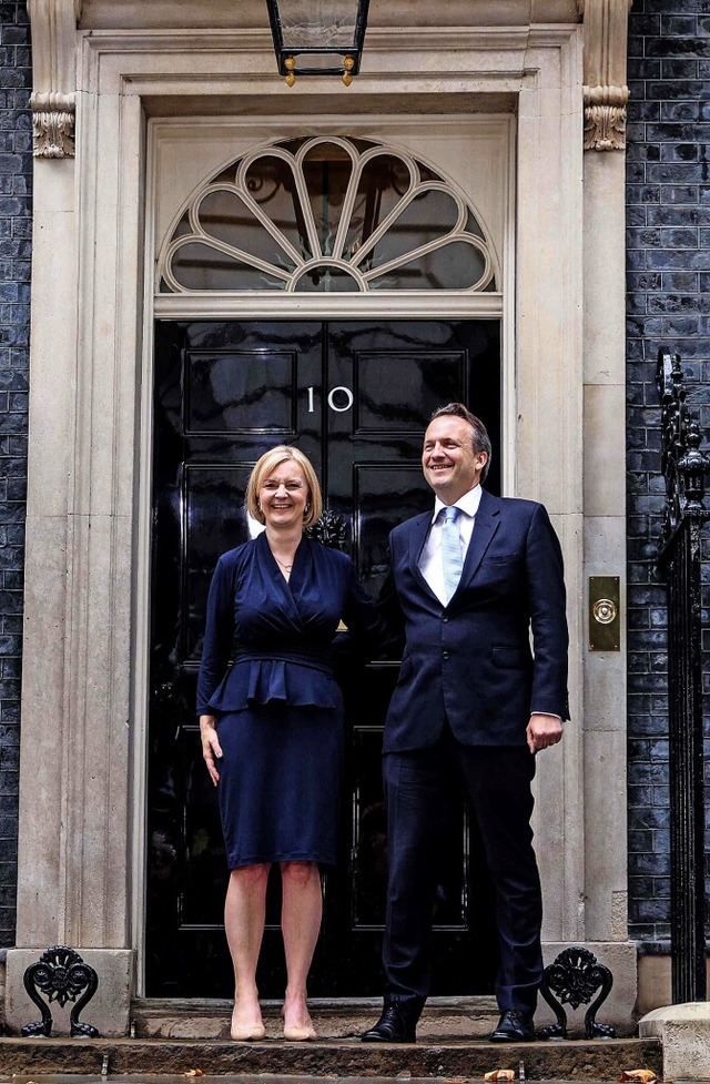 Liz Truss mit ihrem Ehemann Hugh O&#8217;Leary vor der Downing Street 10  | Foto: ADRIAN DENNIS (AFP)