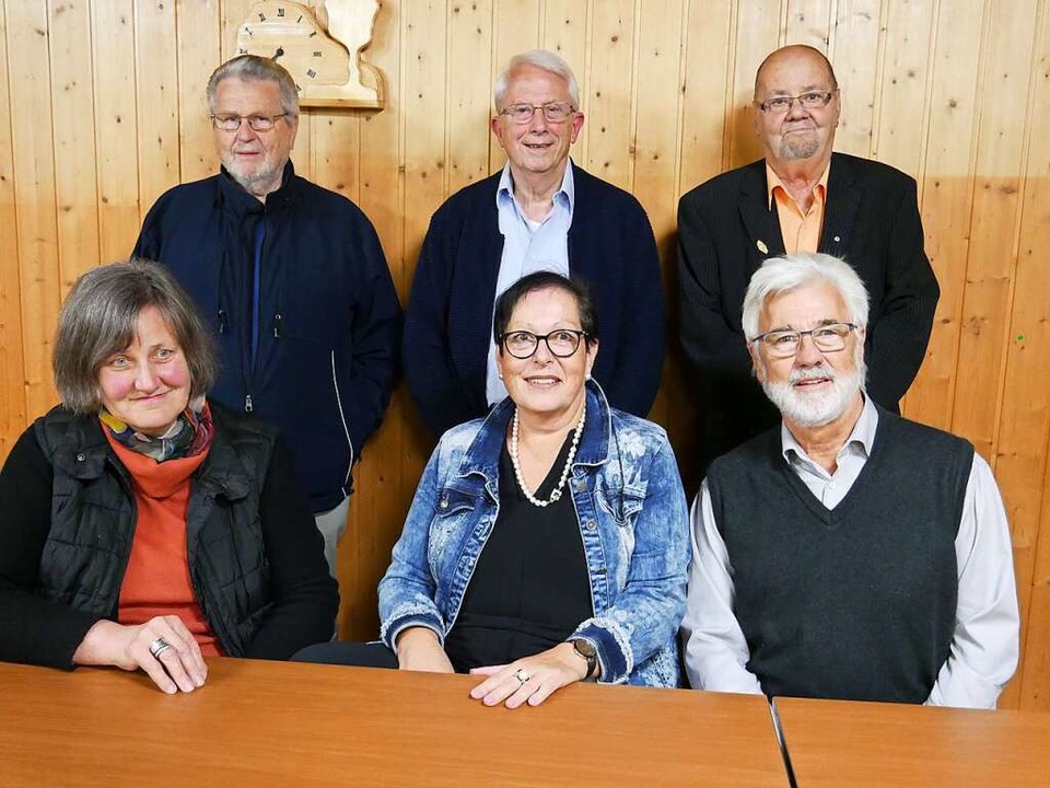 Der neue Vorstand: Klara Jansen, Carme...d Joachim Köllner (stehend, von links)  | Foto: Michael Gottstein