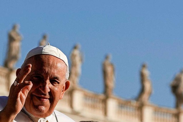 Papst Franziskus segnet Glubige und Pilger  | Foto: Alessandra Tarantino (dpa)