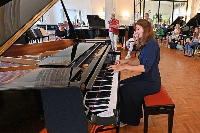 Leserinnen und -Leser zu Besuch in der Klavierwerkstatt des Pianohauses Lepthien