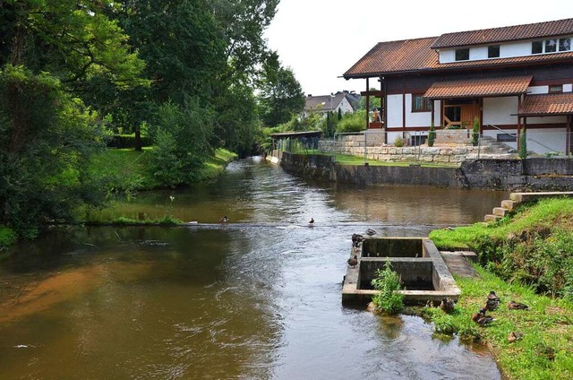 Der Mhlbach an seiner  Kreuzung mit d...en &#8211; rechts das Wasserkraftwerk.  | Foto: Gerhard Walser