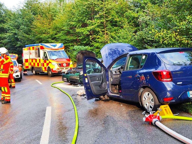 Wegen des schweren Unfalls blieb die Kreisstrae gesperrt.  | Foto:  Freiwillige Feuerwehr Bad Sckingen