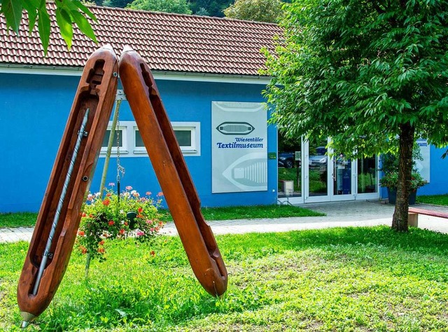 Das Textilmuseum und die Skulptur &#8222;Weberschiffchen&#8220;  | Foto: Paul Eischet