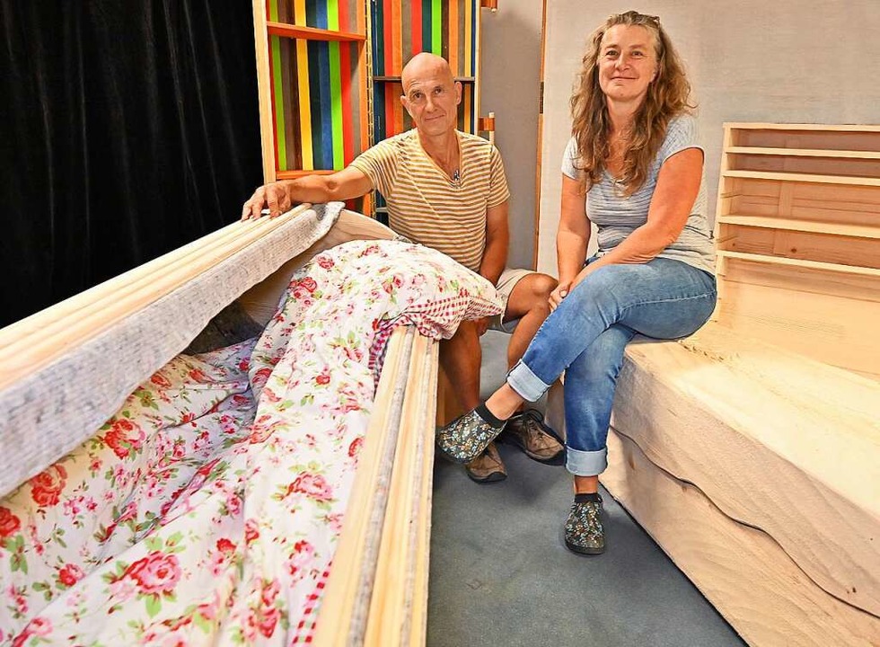 Johannes Wittich und Karoline Hahn fin... Sarg mehr sein kann als nur ein Sarg.  | Foto: Michael Bamberger