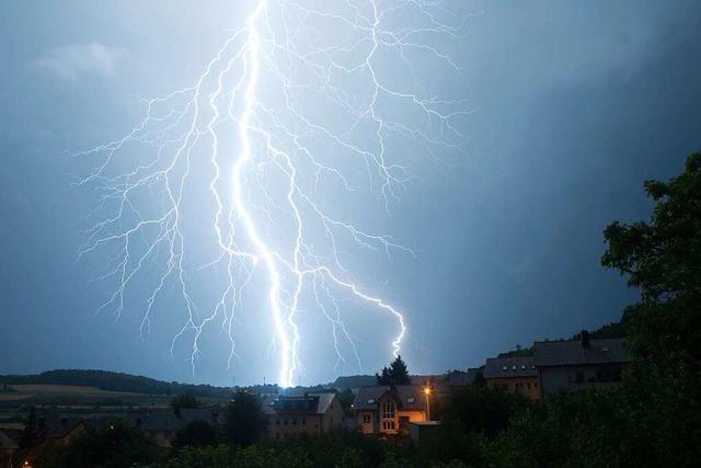 Blitzeinschlag legt in Brchau mindestens acht Huser lahm