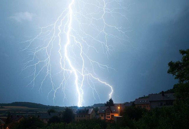 Ein Blitz hat in Brchau berspannungsschden verursacht (Symbolfoto).  | Foto: Jrgen Veits