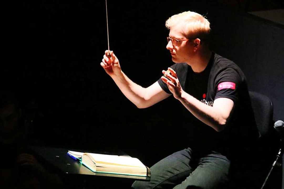 Mit Übersicht: Dirigent Gustav Kollmann  | Foto: Alexander Dick