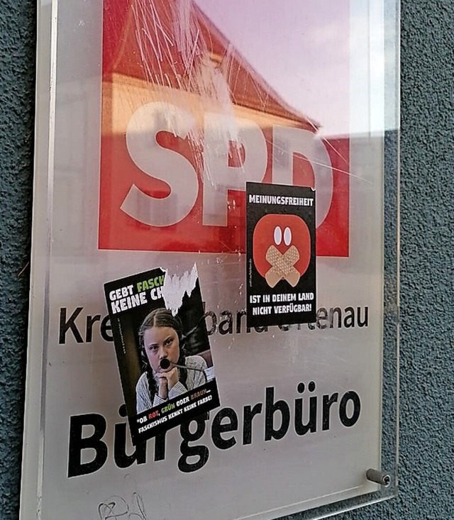 Erneut beklebt: Das Schild des Offenburger SPD-Regionalbros  | Foto: SPD