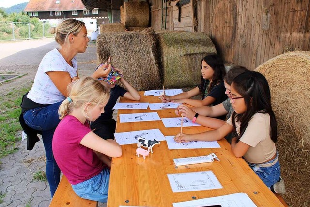 Welche Krperteile hat ein Huhn? Das wird spielerisch mit den Kindern erlernt.  | Foto: Annika Sindlinger