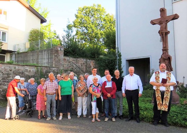 Pfarrer Steffen Jelic weihte im Beisei...de (hinten links)  das sanierte Kreuz.  | Foto: Regina Erb-Schalk