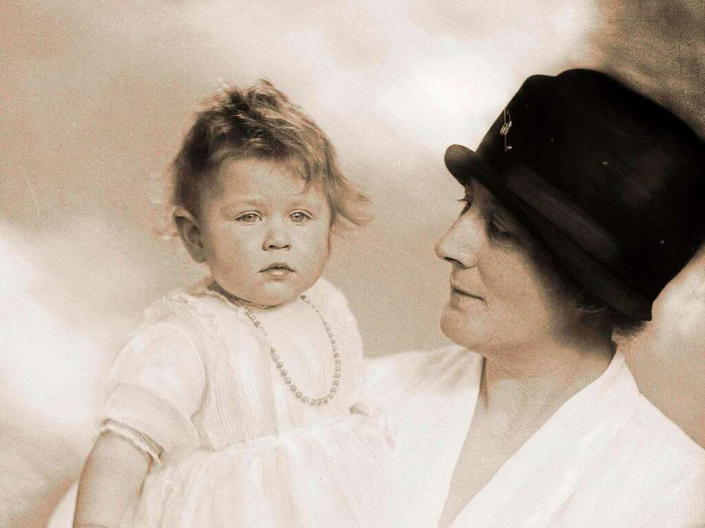 Queen Elizabeth als Baby mit ihrer Nanny Clara Knight im Mrz 1927.