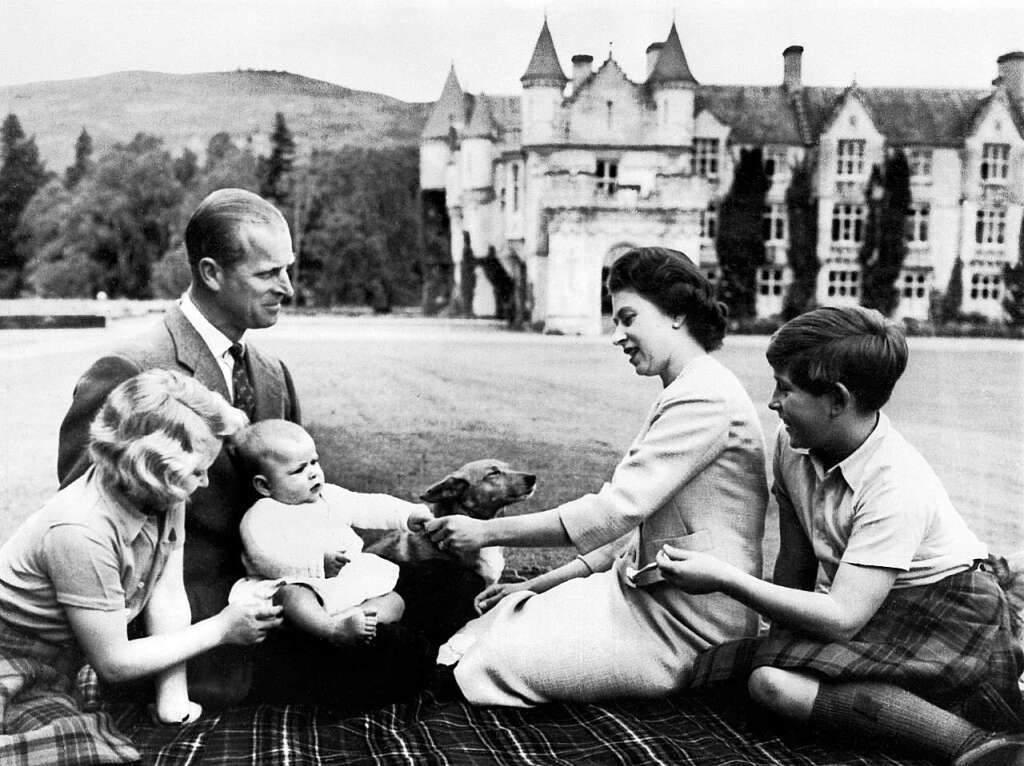 Queen Elizabeth (2.v.r.) mit ihrem Mann Prinz Philip und ihren Kindern Charles, Anne und Andrew im Garten von Balmoral Castle.