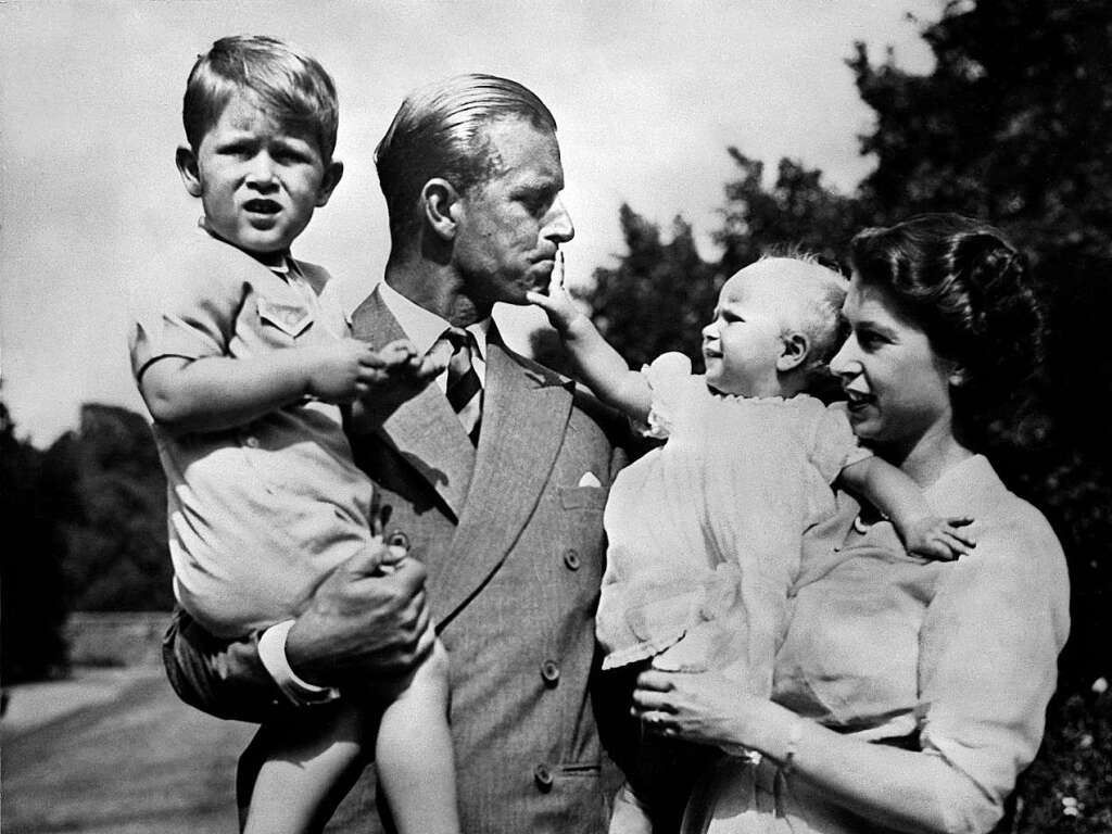 Das Knigspaar Elizabeth und Philip mit seinen Kindern Charles und Anne.