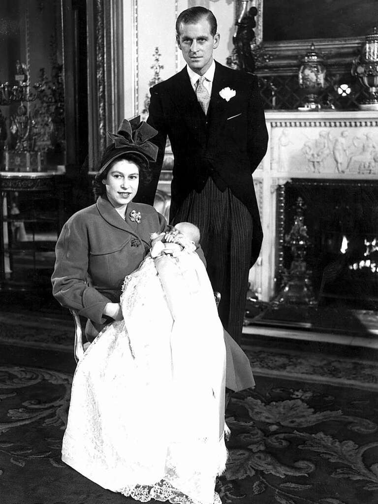 Elizabeth und Philip im Dezember 1948 nach der Taufe ihres erstgeborenen Sohnes, Prinz Charles, in London.