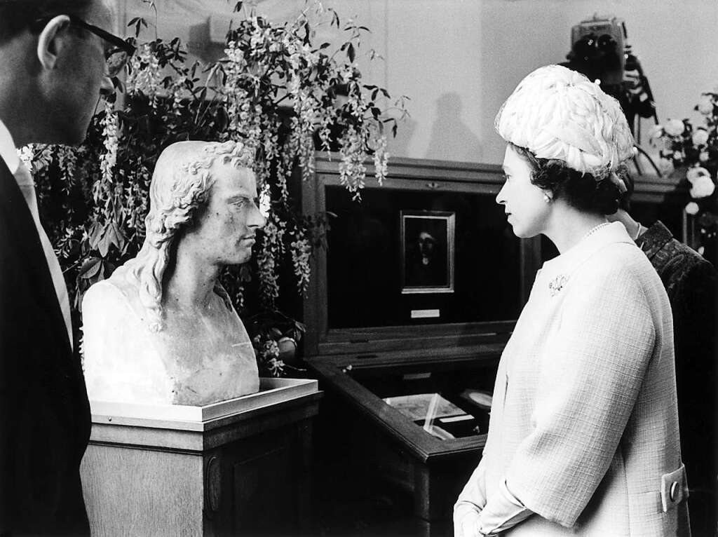 1965 besuchte die Queen Baden-Wrttemberg. Hier steht sie im Schiller-Nationalmuseum in Marbach vor der Bste des Dichters.