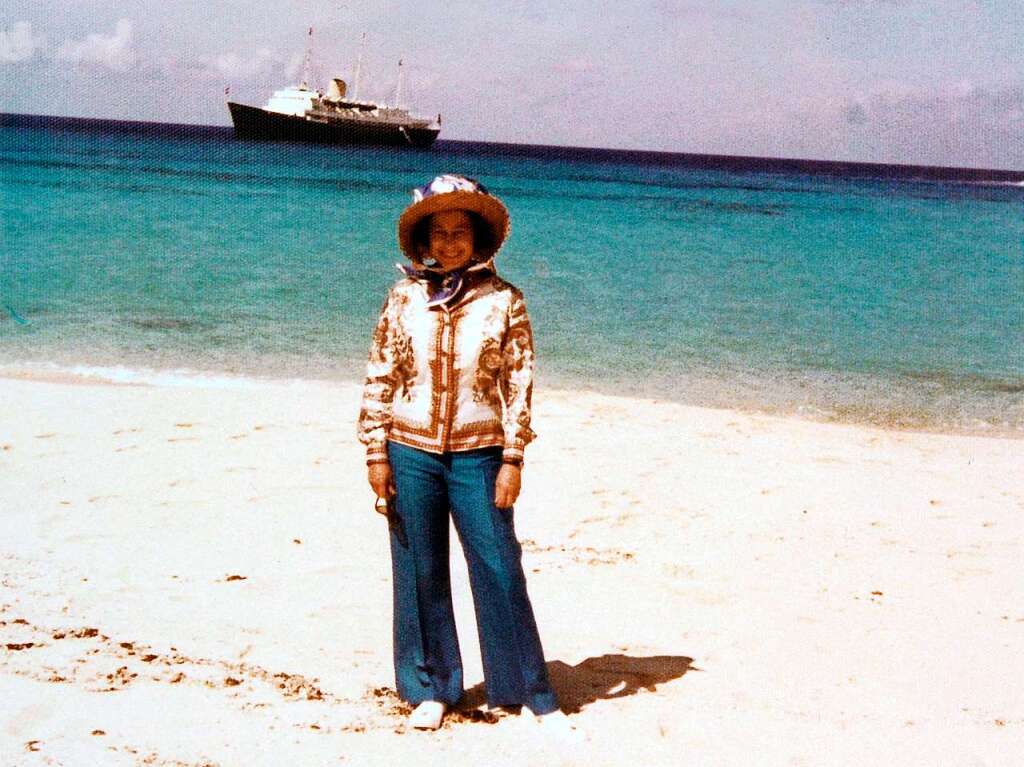 Ein undatiertes Foto zeigt die britische Knigin Elizabeth II. in jungen Jahren am Strand in einem Hippie-Outfit.