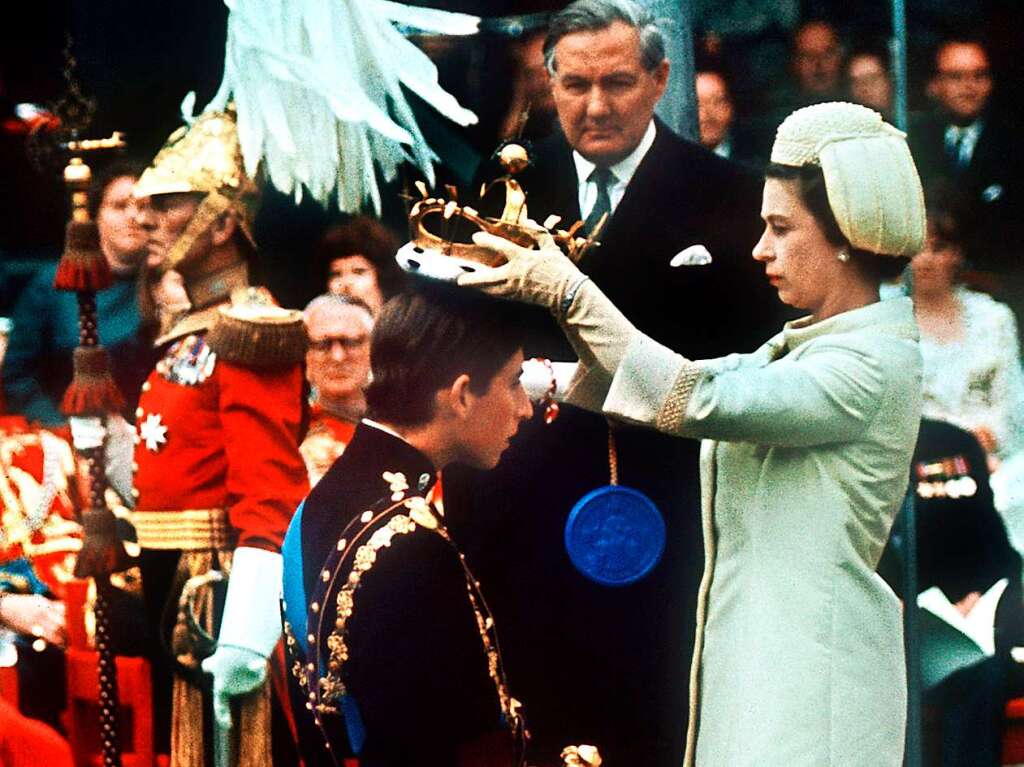 Queen Elizabeth II. setzt ihrem Sohn Charles 1969 die Krone auf. Er wurde zum Prinzen von Wales gekrnt.