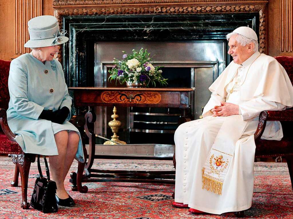 Queen Elizabeth II. im Gesprch mit Papst Benedikt XVI.