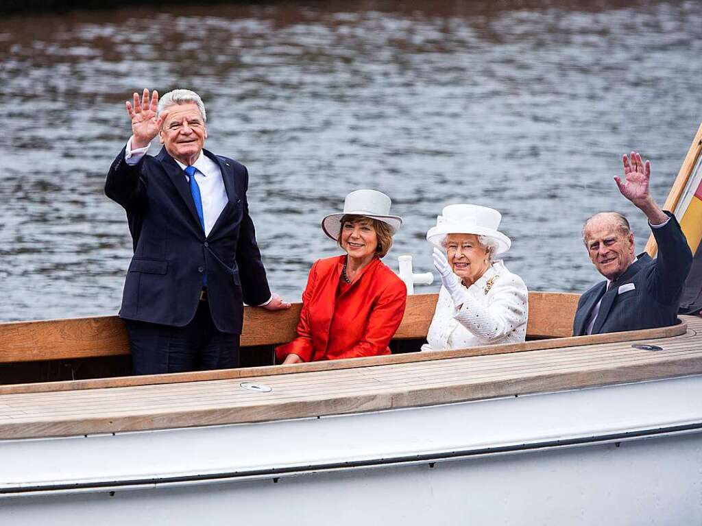 Queen Elizabeth II. (2.v.r), ihr Mann Prinz Philip (r.) Bundesprsident Joachim Gauck (l.) und seine Lebensgefhrtin Daniela Schadt fahren 2015 mit einem Boot ber die Spree in Berlin.