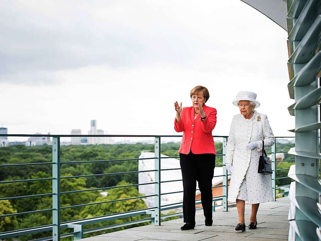 Ex-Bundeskanzlerin Angela Merkel mit Queen Elizabeth II. auf dem Balkon des Kanzleramtes.