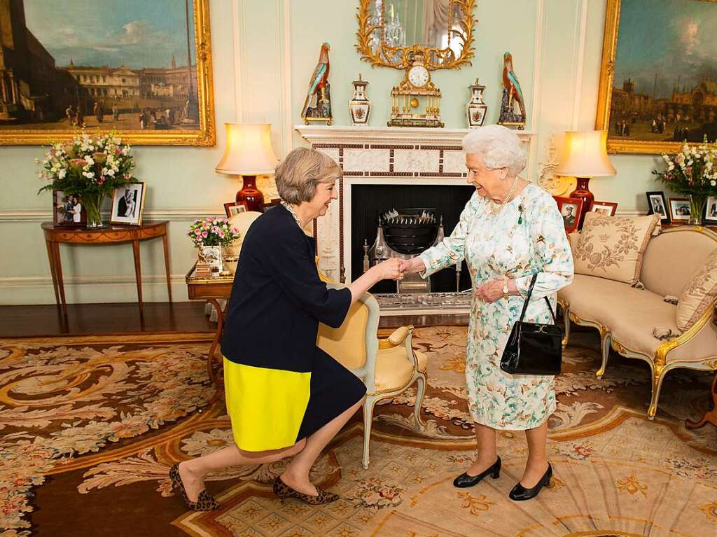 Theresa May beim Besuch bei Queen Elizabeth II. im Jahr 2016.